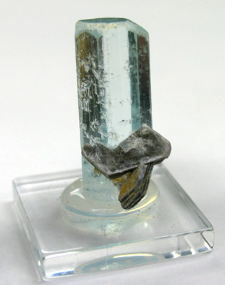 aquamarine crystal on muscovite matrix